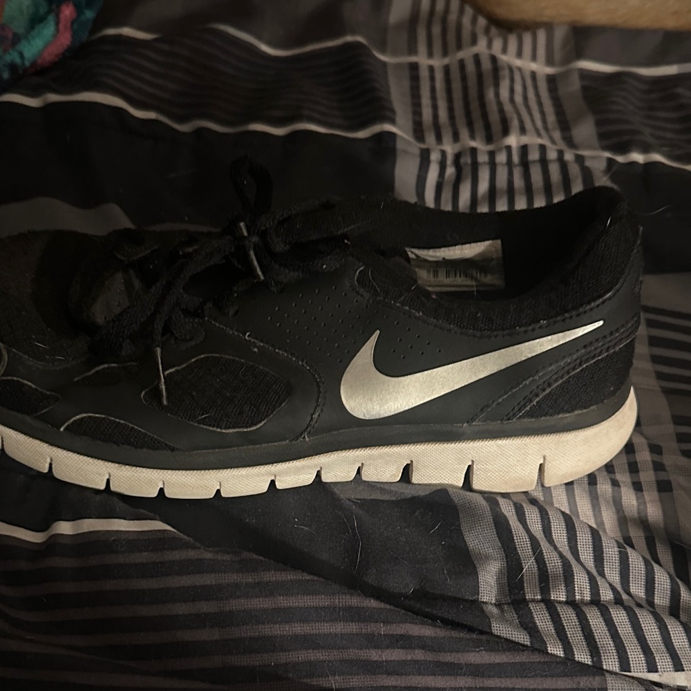 Nike Women's Black and Silver Sneakers